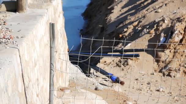 Tilt Shot Construction Site Next Beach Blurry Background — Vídeo de stock