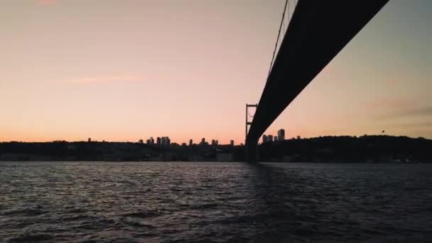 View Martyrs Bridge Boat Moving Waters Bosphorus Background Cloudy Sunset — Vídeo de stock