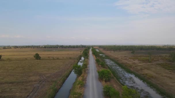 Descending Aerial Footage Revealing Farm Road Canals Irrigation Pak Pli — ストック動画