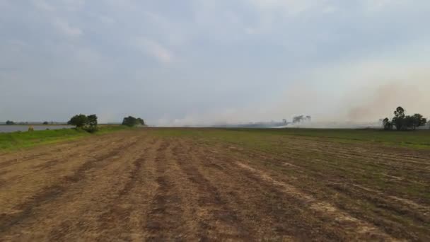 Luchtbeelden Net Betegelde Grond Naar Een Brandende Landbouwgrond Die Wordt — Stockvideo