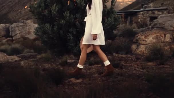一个穿着白色衣服的女人走在室外 — 图库视频影像