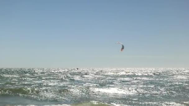 Windsurfer Reitet Wellen Weit Weg Einem Strahlend Blauen Himmelstag Slow — Stockvideo