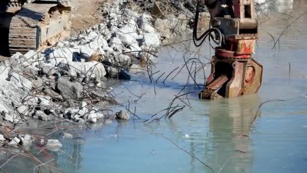 Excavadora Demoliendo Muelle Puerto — Vídeo de stock