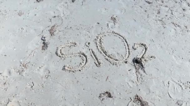 二氧化硅二氧化硅硅用手指在沙滩上写在沙子上 — 图库视频影像
