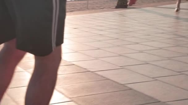 Långsam Person Rollerblading Stranden Strandpromenad Gyllene Timmen Mellan Folkmassan — Stockvideo