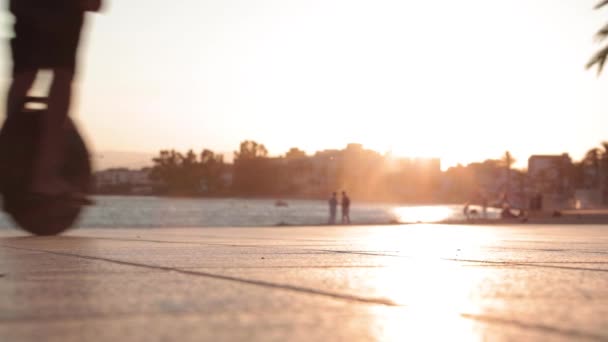 Mouvement Lent Silhouette Homme Sur Une Roue Sur Trottoir Par — Video