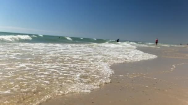 Μικρά Κύματα Ρηχό Ωκεανό Κυλήσει Ήρεμη Και Καθαρή Ακτογραμμή Παραλία — Αρχείο Βίντεο