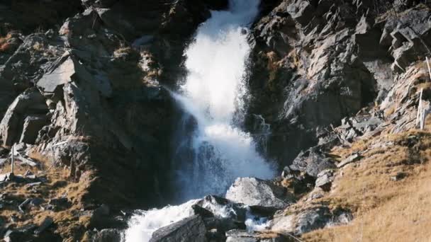 Uma Vista Perto Cachoeira Grama Musgo Cobrir Pedras Molhadas Movimento — Vídeo de Stock