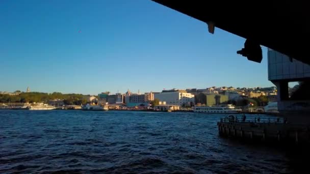 Barco Navega Bajo Puente Del Bósforo Turquía Puente Colgante Sobre — Vídeos de Stock