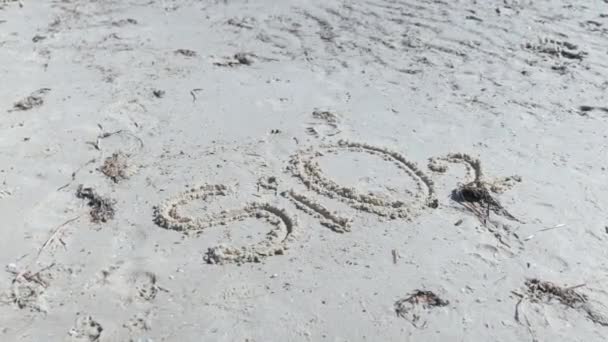 Sio2二氧化硅二氧化硅硅用手指慢速圆盘写在沙滩上 — 图库视频影像
