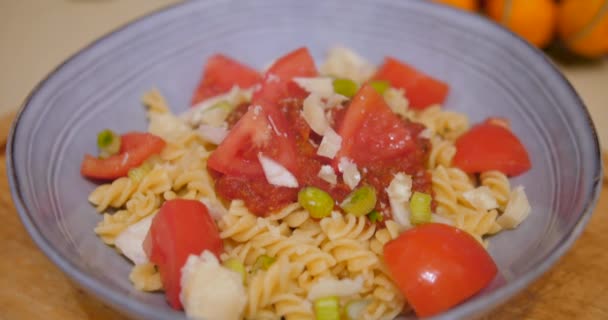 View Chef Made Pasta Meal Tomatoes Parmesan Scallions Purple Bowl — Stok video