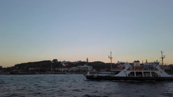 夕阳西下的海燕在伊波斯普鲁斯 伊斯坦布尔博斯普鲁斯桥海15天木兹桥船和游艇云太阳 — 图库视频影像
