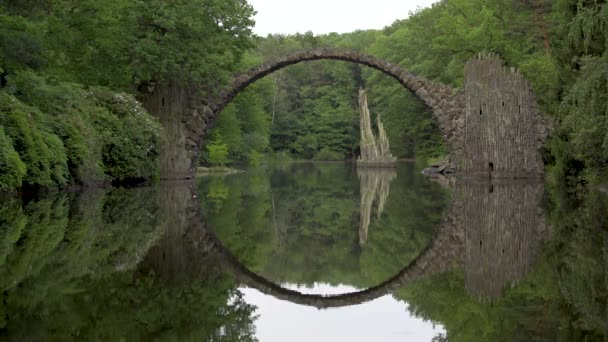 魔鬼桥或Rakotzbrcke 德国克罗姆劳尔公园 放大点 — 图库视频影像