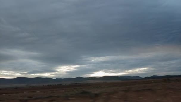 Widok Horyzont Zachodzie Słońca Samochodu Jadącego Wzdłuż Drogi Niebo Pokryte — Wideo stockowe