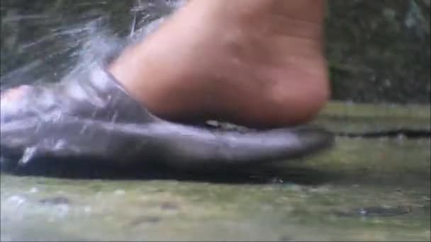 Nahaufnahme Von Füßen Die Mit Wasser Aus Dem Wasserhahn Gewaschen — Stockvideo
