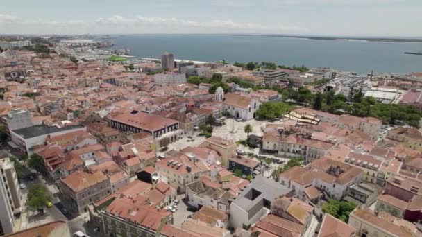 ポルトガルの海と空に対するセトゥバルの都市 空中パノラマビュー — ストック動画