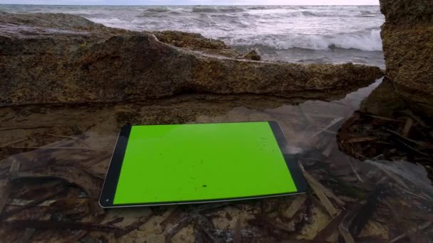 Tableta Con Pantalla Verde Bajo Agua Una Piscina Mar — Vídeo de stock