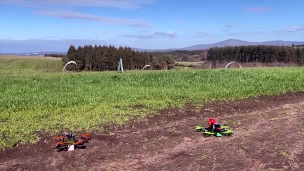 Drohnenrennen Zwei Speziell Konstruierte Fpv Drohnen Heben Während Der Drone — Stockvideo