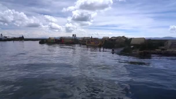 Titicaca湖上的Uros Reed小船上的Pan Right View — 图库视频影像