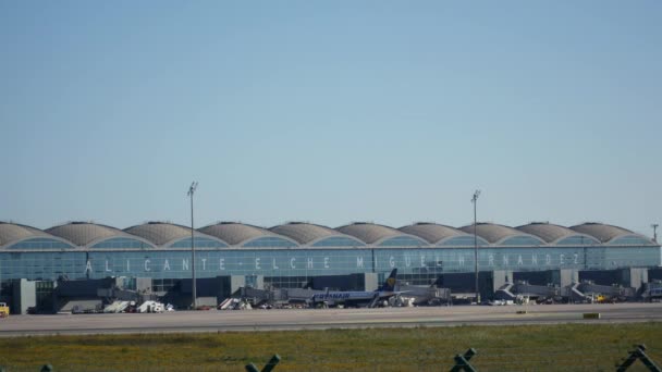 Norwegisches Flugzeug Landet Auf Flughafen Alicante — Stockvideo