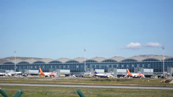 Ryanair Vliegtuig Landt Alicante Elche Luchthaven — Stockvideo