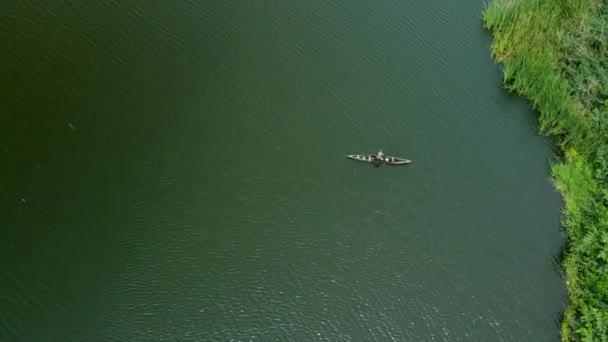 尼日利亚拉各斯维多利亚岛 2022年3月15日 库拉莫水域一艘渔船上渔民的无人机照片 — 图库视频影像