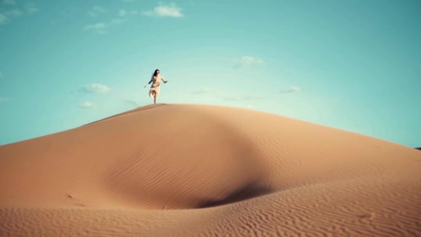 Happy Woman Wearing Dress Ruining Desert — стоковое видео