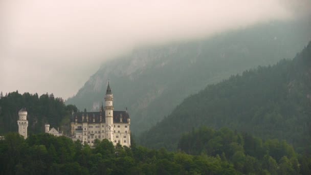 Neuschwanstein Castle Mountains Shrouded Fog Background Bavaria Germany Zoom — стоковое видео
