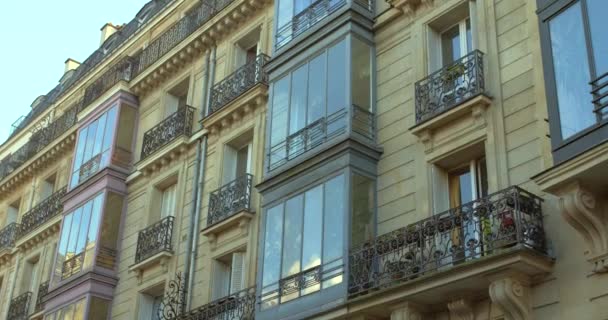 Vista Arco Moderno Janelas Fachada Arquitetura Haussmannian Exterior Paris França — Vídeo de Stock