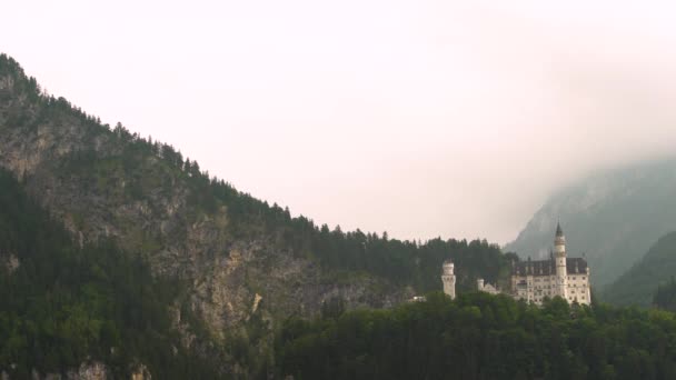 Neuschwanstein Castle Misty Day Bavaria Germany Zoom — стоковое видео