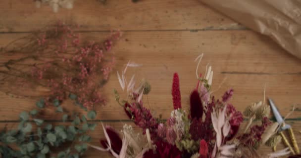 Putting Freshly Made Bouquet Dry Wildflowers Wooden Florist Table — Stock Video