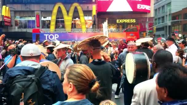 Asiáticos Bateristas Times Square — Vídeo de Stock