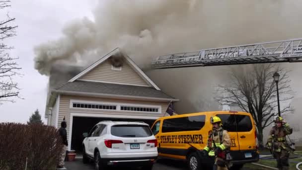 在消防队员努力控制火势的时候 当他的房子被火焰和烟雾缠住时 他的房子的主人就会看着他 — 图库视频影像