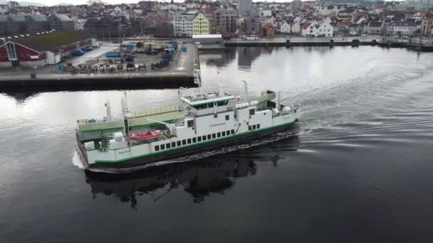 从挪威斯塔万格到瓦斯大豆的渡船Rygerbuen 背景为斯塔万格城市的空中航线 — 图库视频影像