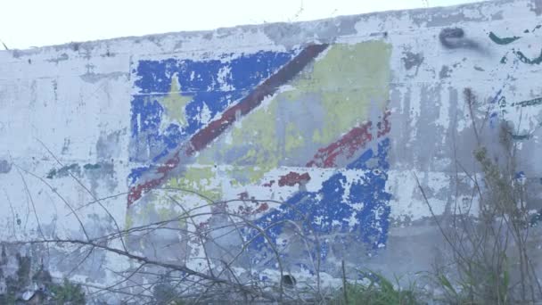 Konžská Vlajka Graffiti Flaking Paint Starém Uprchlickém Táboře Moria — Stock video