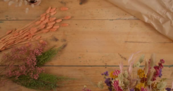 Frau Mit Gemischtem Strauß Getrockneter Blumen Hoher Winkel — Stockvideo