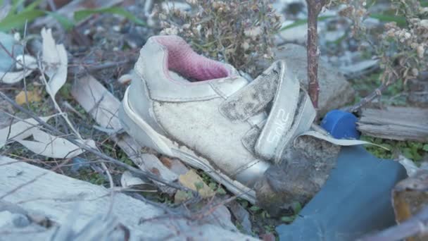 莫里亚难民营烧焦的瓦砾中残留着孩子们的鞋子 — 图库视频影像