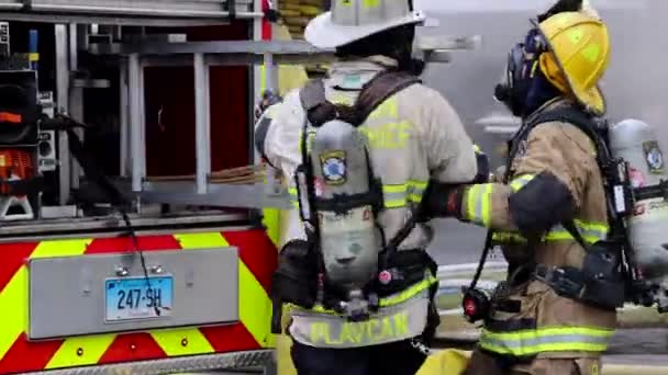 Brandweerlieden Werk Snel Samen Een Ladder Uit Achterkant Van Een — Stockvideo
