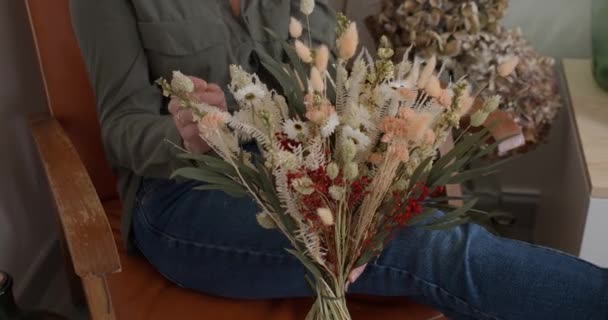 女人的手整理野花的花束 紧紧抓住手持的视野 — 图库视频影像