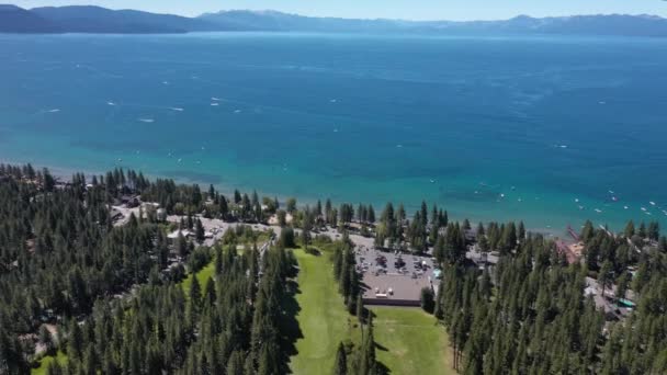 Panoramic View Lake Tahoe Tranquil Water Lush Vegetation Aerial Drone — Vídeo de stock