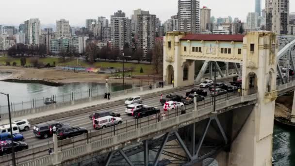 加拿大温哥华市福尔斯溪 False Creek 上的伯拉德桥 Burrard Bridge 上悬挂加拿大国旗的车辆 — 图库视频影像