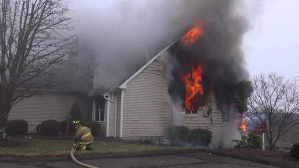 Tiro Largo Fogo Casa Furioso Com Bombeiros Cena Chamas Fumaça — Vídeo de Stock