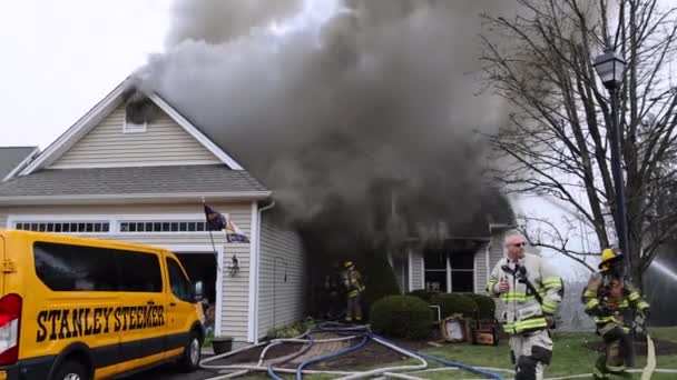 Group Firefighters Working Quickly Fight House Fire Taking Place Background — Video Stock