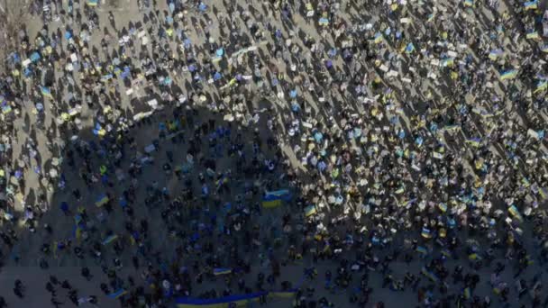 Honderden Demonstranten Met Oekraïense Vlaggen Vancouver Art Gallery Tijdens Russisch — Stockvideo