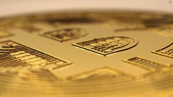 Roterande Gyllene Bitcoin Riktiga Mynt Makro Skott — Stockvideo