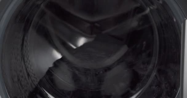 Máquina Lavar Movimento Girando Lentamente Com Roupa Molhada Close — Vídeo de Stock