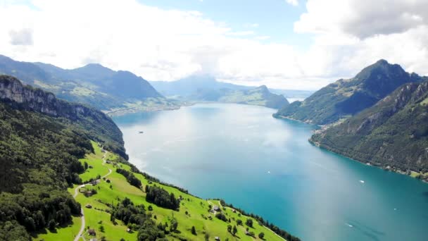 スイスのウリにあるSeelisberg近くの晴れた夏の日に ルツェルン湖の鮮やかな緑の海岸を空中で飛ぶ — ストック動画