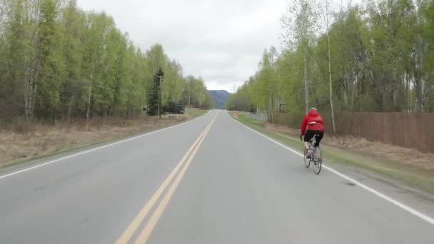 Mavic Pro Felvétel Egy Motorosról Alaszkai Golden Nugget Triatlonon — Stock videók