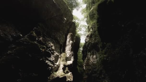 倾斜的运动从天空到狭窄的峡谷 一条清澈明亮的弯曲的河流 绿松石的水流过峡谷时 阳光正从峡谷中照射下来 — 图库视频影像
