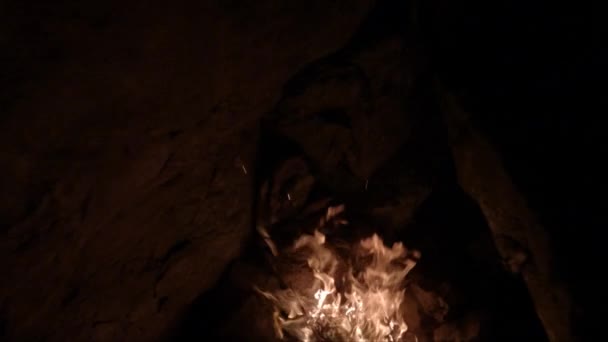 Σούπερ Αργή Κίνηση Μιας Φωτιάς Στα Βουνά Μέσα Στη Νύχτα — Αρχείο Βίντεο